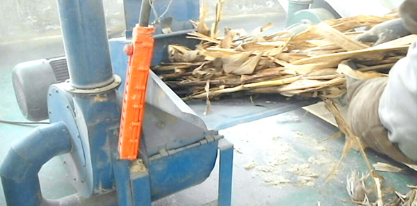 玉米秸稈粉碎機粉碎秸稈加工過程